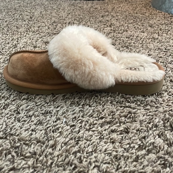 UGG Slippers - Picture 5 of 6